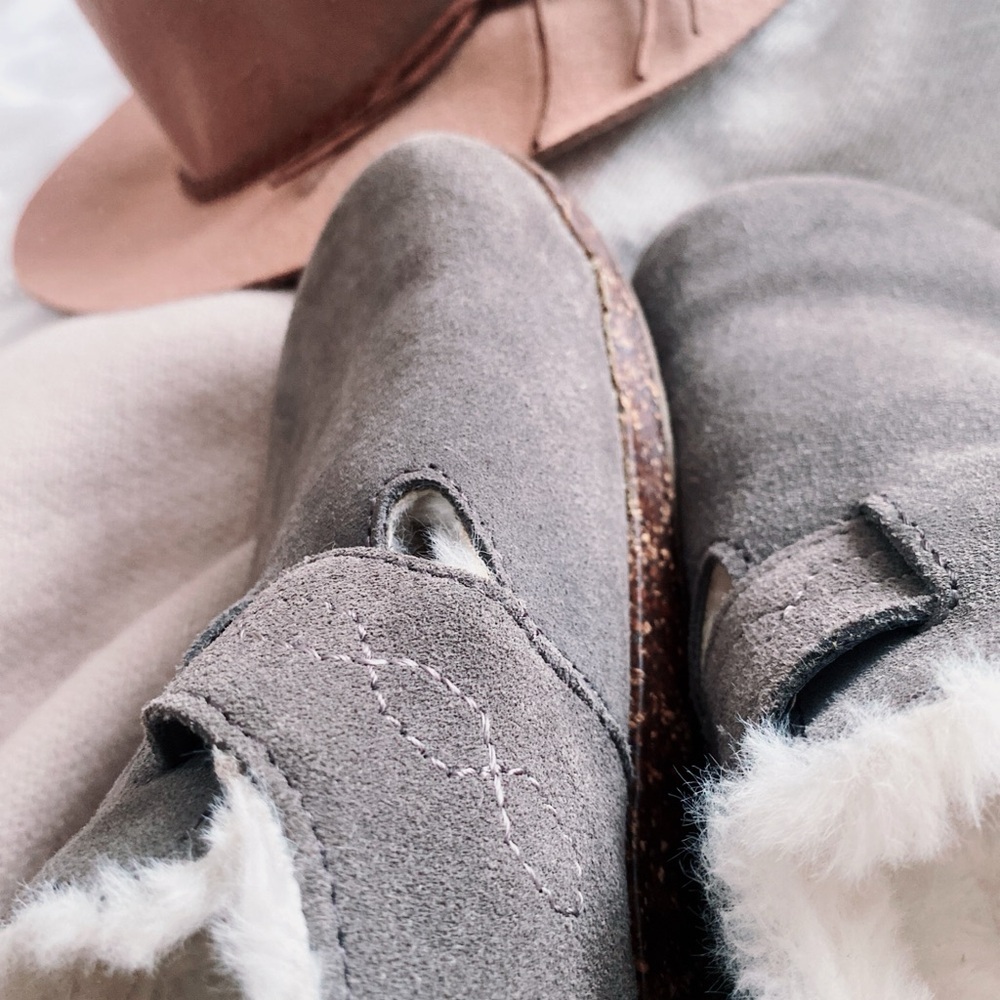 Earth Origins Aurora Jade Faux Fur Lined Suede Slip On Clogs - Picture 7 of 13
